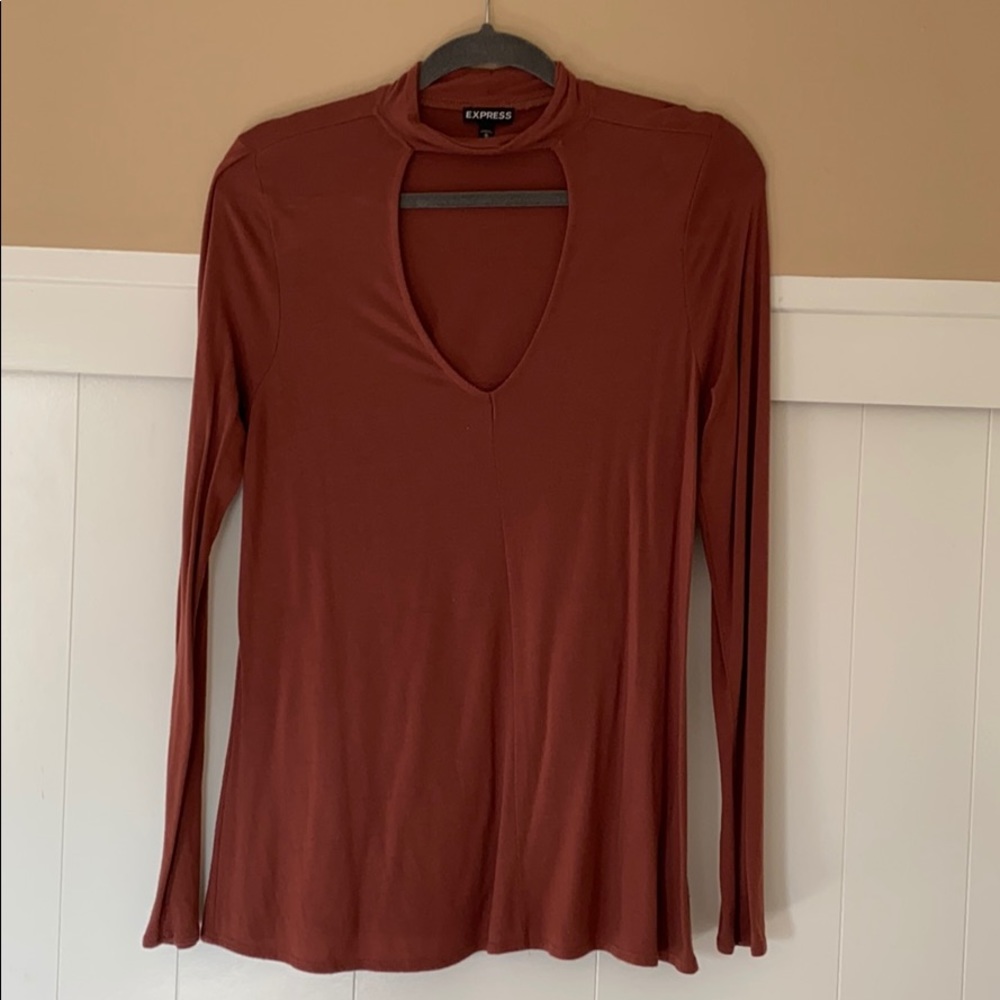 Long sleeve high neck with open cut out.